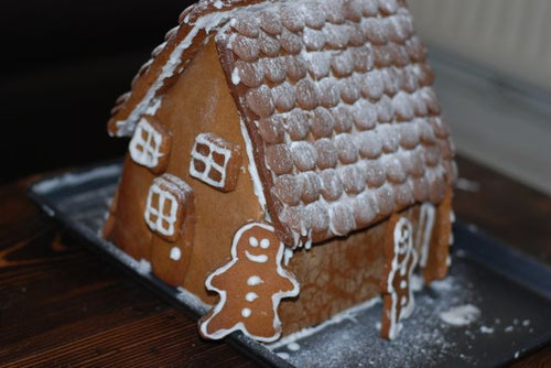 LUCY’S HOW TO: GINGERBREAD HOUSE