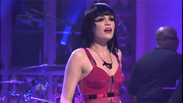 Jessie J wears a Tatty Devine Name Necklace on SNL!